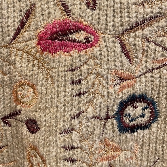 Woven Heart Oatmeal Colored Floral Embroidered Chunky Sweater Size S NWT - Picture 3 of 7